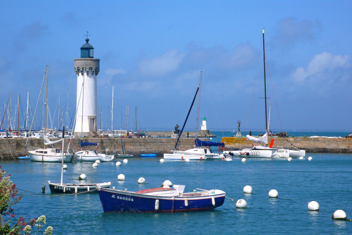 Quiberon harbour sailboats-at-anchor-in-Quiberon